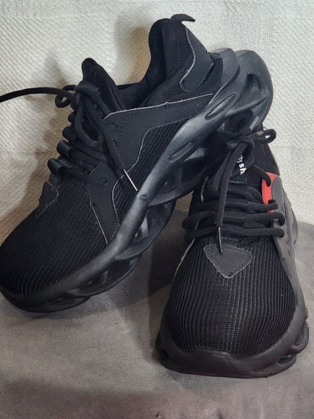 Tanleewa Steel Toe Black and Red Work Safety Sneakers Size 40 US Men 7 Women 9